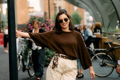 Sneaker oder Loafer – so startet ihr modisch perfekt in den Herbst