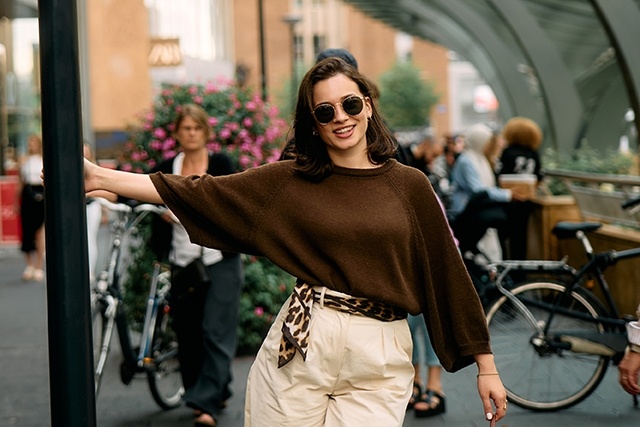 Sneaker oder Loafer – so startet ihr modisch perfekt in den Herbst