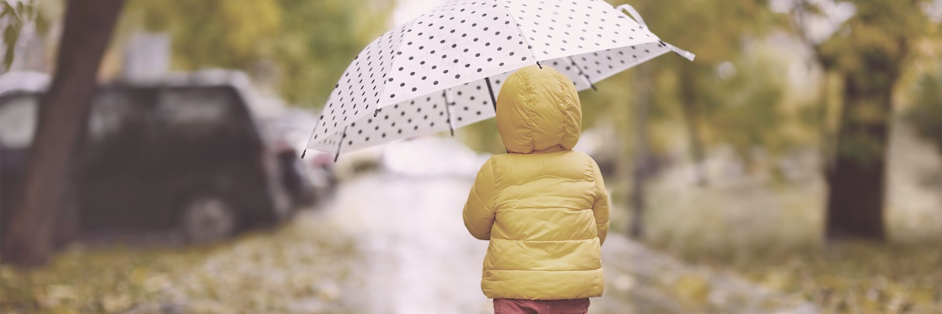 Herbst Kind mit Regenschirm